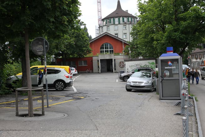 The entrance to the Grabenhalle with the parking lot in front of it.